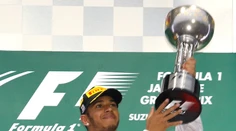 Hamilton vyhral v Japonsku a zvýšil náskok pred Rosbergom