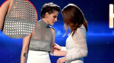 Kristen Stewart zradili šaty. Do kamery jej vykukla bradavka