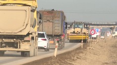 Kamienky aj blato. Vodičov, ktorí denne jazdia okolo staveniska Valaliky, trápi zničená cesta