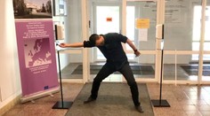 VIDEO: Nastav uško a nasaď si rúško! Učiteľ z košického gymnázia poučil žiakov chytľavým rapom