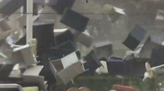 Brutálna víchrica sa prehnala Rumunskom. Vietor dvíhal aj autá