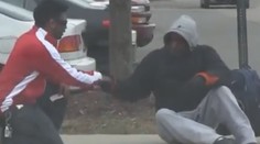 Úžasná reakcia bezdomovca, ktorému neznámy muž daroval výhru