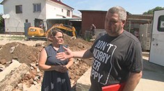 Po zemetrasení museli zbúrať poškodený dom. Rodina s deťmi však má peniaze len na hrubú stavbu