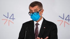 Česi protestovali proti opatreniam pred domom Andreja Babiša, priniesli aj rakvu