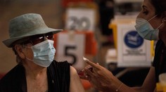 Ministerstvo prehodnotilo stratégiu. Čoskoro spustí očkovanie štvrtou dávkou všetkých ľudí nad 50 rokov