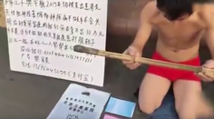 Zachráňte môjho syna! Otec sa necháva mlátiť na ulici, aby jeho synček neoslepol