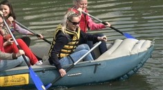 Študenti vyriešili problém s dopravou. Do školy prišli na kajakoch