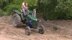 Adrenalín na traktoroch. Pozrite si unikátny pretek, ktorého sa zúčastnil aj farár