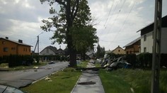 VIDEO: Tornádo vyčíňalo len 35 kilometrov od Slovenska. Žene zlomila nohy časť strhnutej strechy
