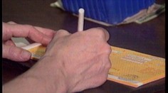Štát sľuboval vrátenie poplatkov za akcie. Mnoho ľudí zatiaľ nevidelo ani cent