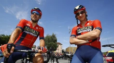 Kuriózny moment z 9. etapy TdF: Taliansky cyklista plesol fanúšika po holom zadku