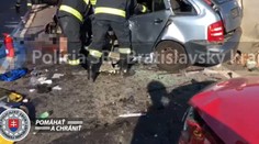 Nehoda viacerých áut na starej Seneckej ceste. Dopravu riadi polícia, počítajte s dlhými kolónami