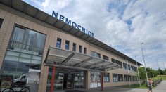 Mužovi počas operácie zabudli v bruchu rúško. Teraz od nemocnice požaduje odškodné