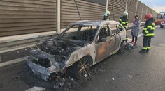 Na R1 počas jazdy vzbĺklo auto, rodina s dieťaťom sa zachránila v poslednej chvíli