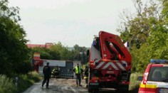 Pri Cabaj-Čápor sa prevrátilo hasičské auto. Skončilo na dva kusy
