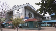 Roky je zatvorený pre spor medzi majiteľmi domu a susedného pozemku. O chátrajúci dom v Michalovciach sa začalo zaujímať mesto