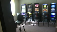 So zbraňou v ruke prepadol herňu. O tri dni sa prišiel ospravedlniť s bonbonierou