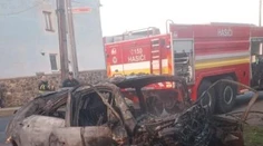Mladý vodič vletel do rodinného domu, kde sa jeho auto vznietilo. Nehodu neprežil