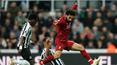Origi v závere prekonal Dúbravku a udržal tak Liverpool v hre o titul