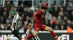 Origi v závere prekonal Dúbravku a udržal tak Liverpool v hre o titul