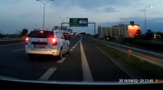 Drzosť niektorých šoférov skutočne nepozná hranice. Toto zachytil náš divák