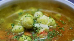 RECEPT NA NEDEĽNÚ POLIEVKU: Rýchla zeleninová s ružičkovým kelom
