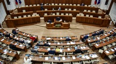 Poslanci by mali v roku 2022 stráviť v parlamente najmenej 82 dní