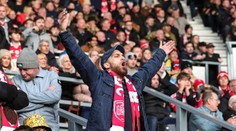 VIDEO: Fanúšik zaspal počas zápasu. Zobudil sa až keď mu skandoval celý štadión