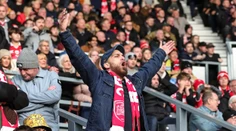 VIDEO: Fanúšik zaspal počas zápasu. Zobudil sa až keď mu skandoval celý štadión