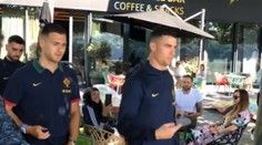 Ronaldo so spoluhráčmi sa vybrali na prechádzku. Prosby fanúšikov však odignorovali