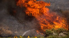Tisíc hasičov a 15 lietadiel bojuje s veľkým prírodným požiarom v Portugalsku
