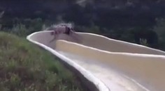 Keď nakrúcali video, netušili, čo sa stane. Muž vyletel z tobogánu na útese