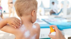 Opaľovacie mlieko, ktoré pred UV žiarením takmer nechráni. Týmto značkám a produktom sa vyhnite