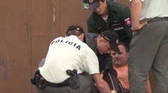 Strieľal po ľuďoch, lebo mu močili na plot. Policajti mu dolámali ruky