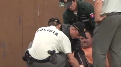 Strieľal po ľuďoch, lebo mu močili na plot. Policajti mu dolámali ruky