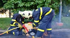 Video z kuriózneho zásahu hasičov. Žena sa zasekla v kanáli