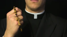 Pozor na týchto falošných kňazov! Môžu vás obrať o peniaze