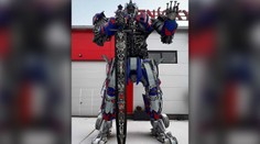 Šikovný zvárač z Humenného poskladal ďalšieho Transformera. Tento je však vyšší