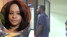 Vinia ho zo smrti dcéry Whitney Houston, teraz ho zatkli za zbitie priateľky