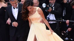 Amal Clooney zradili nádherné šaty. Chýbalo málo