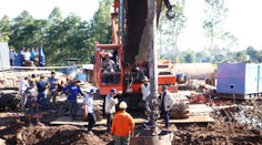 Vietnamský chlapec, ktorý na Silvestra uviazol v otvore piliera, je mŕtvy