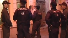 Niekoľko policajných hliadok v Prešove sa snažilo skrotiť dvoch opitých vojakov