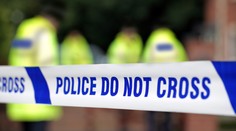 Muž v USA utiekol z miesta nehody, dvojročného syna hodil do rieky. Dieťa neprežilo