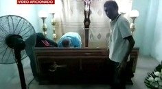 VIDEO: Už sa ju chystali pochovať, keď sa z rakvy ozval buchot. Seniorka precitla počas vlastného pohrebu