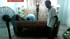 VIDEO: Už sa ju chystali pochovať, keď sa z rakvy ozval buchot. Seniorka precitla počas vlastného pohrebu