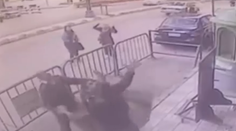 VIDEO: Traja policajti zachytili dieťa padajúce z tretieho poschodia