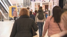 Nákupné centrá mali cez víkend plno. Na poslednú chvíľu nakupovali rodiny s deťmi aj nezaočkovaní