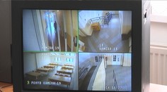 Prísnejšie ako vo väzení. Ombudsman našiel pri kontrole utečeneckého tábora v Sečovciach vážne nedostatky