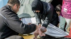 Táto fotka obletela svet. V utečeneckom tábore umyli novorodenca v kaluži