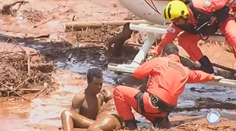 Na vlastnú päsť pátrajú v blate po svojich blízkych. Brazílčan tak zachránil 15-ročné dievča